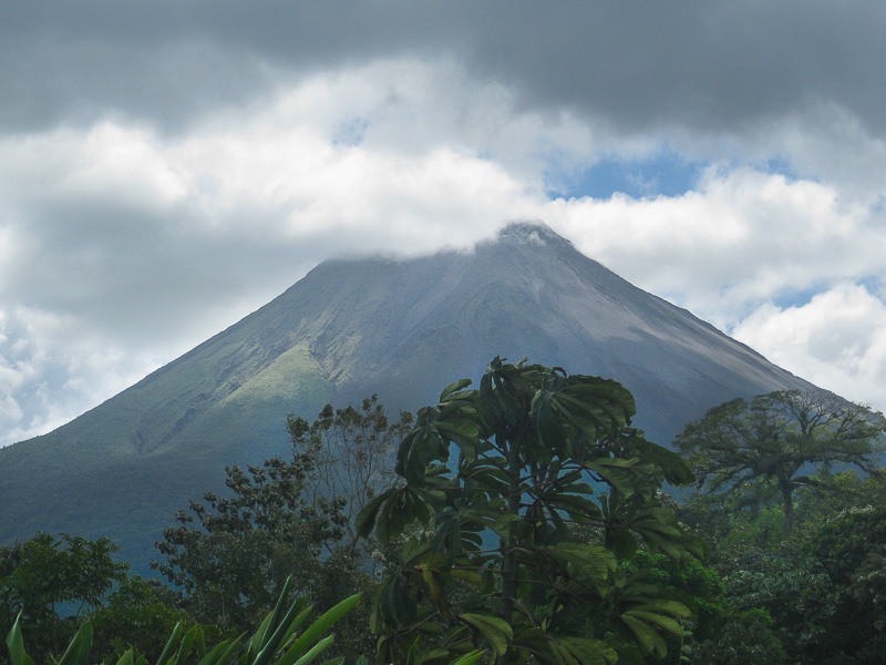 Día Nublado en el Volcán Arenal en Costa Rica