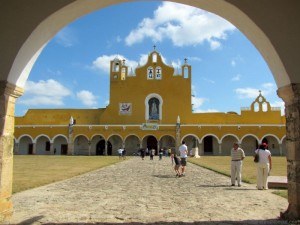 San Antonio de Padua atrium through arch Izamel