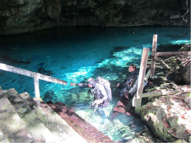 Cenote Dos Ojos Divers going up platform