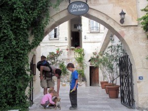Elysee Entrance Petting Peechoo