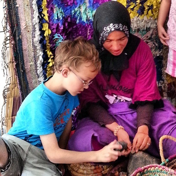 Aprendiendo a hacer aceite de argán de la mano de los expertos Marruecos