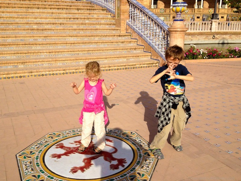 Kids inspired by the painted red lion at the Plaza de Espana