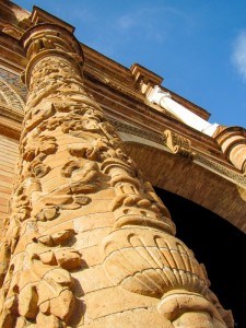 Column details at the Plaza de Espana
