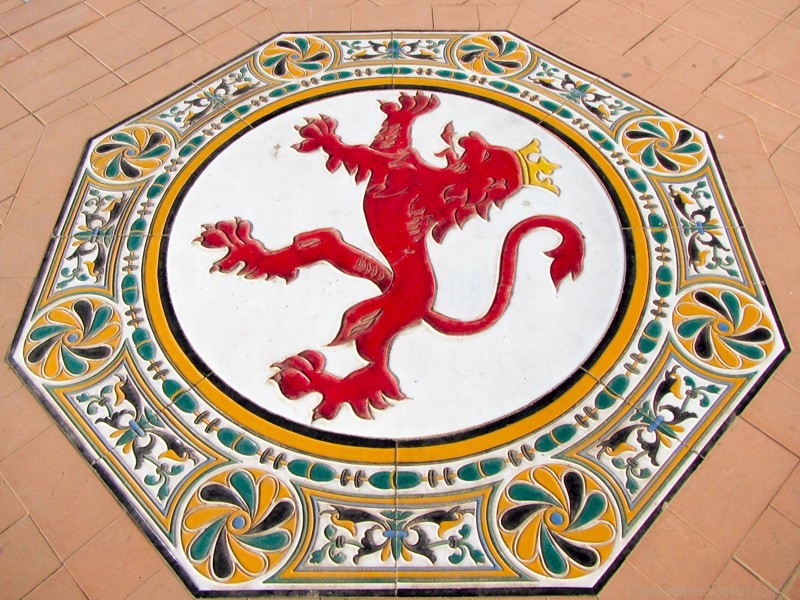 Red lion in tiles at the Plaza de Espana