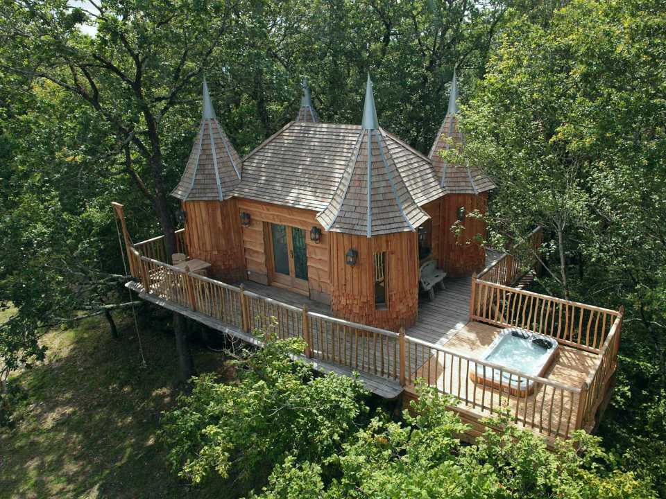Glamping in a treehouse in France at Châteaux dans les Arbres