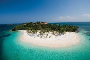 Beautiful green water surrounds the white sands of Cayo Levantado