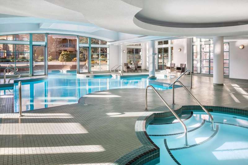 Delta Grand Hotel Kelowna pool