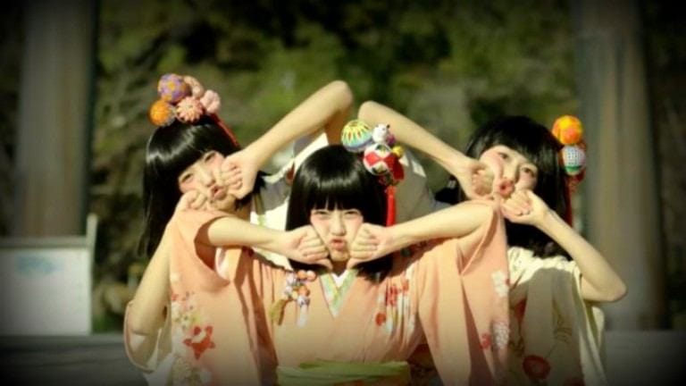 3 dancing girls Yanagawa City Japan
