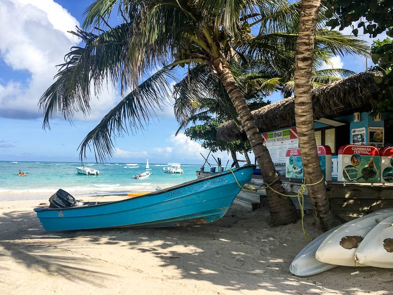 ocean-blue-and-sand-diving-boat