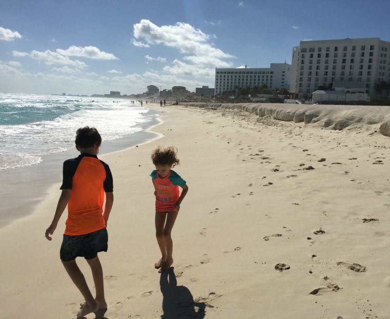 børn på stranden i Cancun ved Chokmal