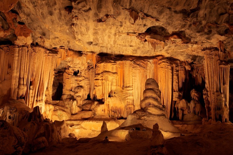 Formaciones de piedra caliza en la cámara principal de las cuevas de Cango, Sudáfrica