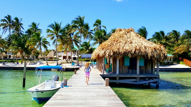 meisje running down de dock bij Victoria House Belize