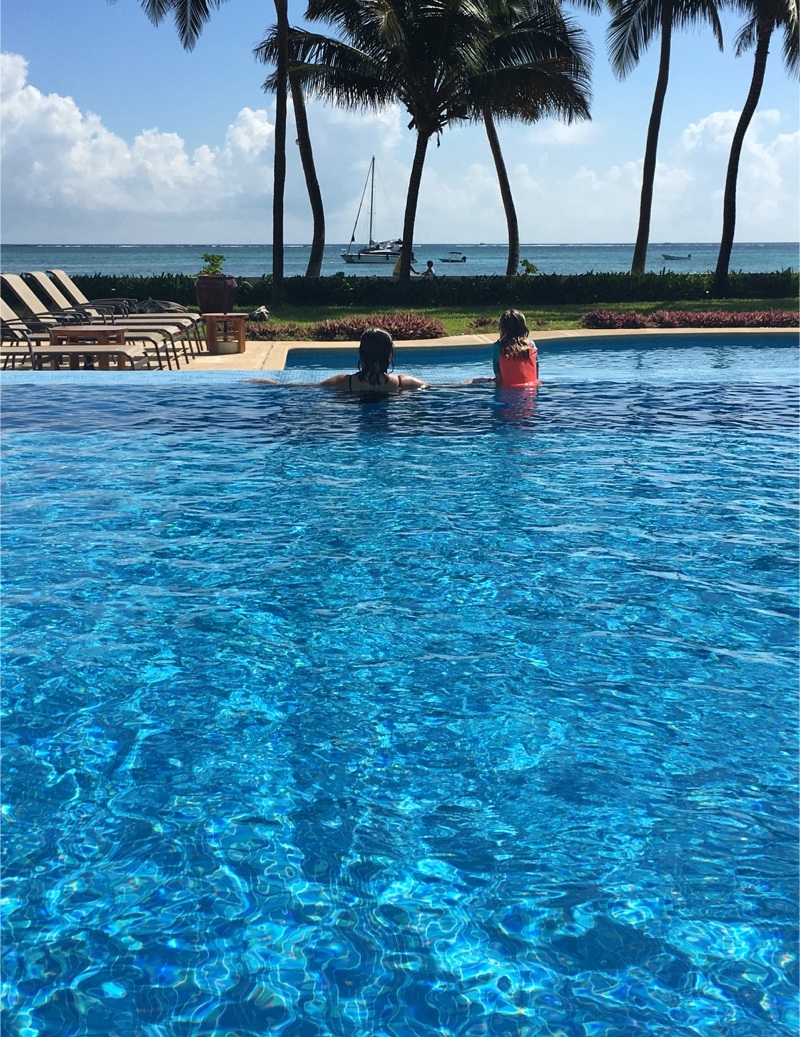 Mom and daughter at the Phoenix Belize Resort infinity pool