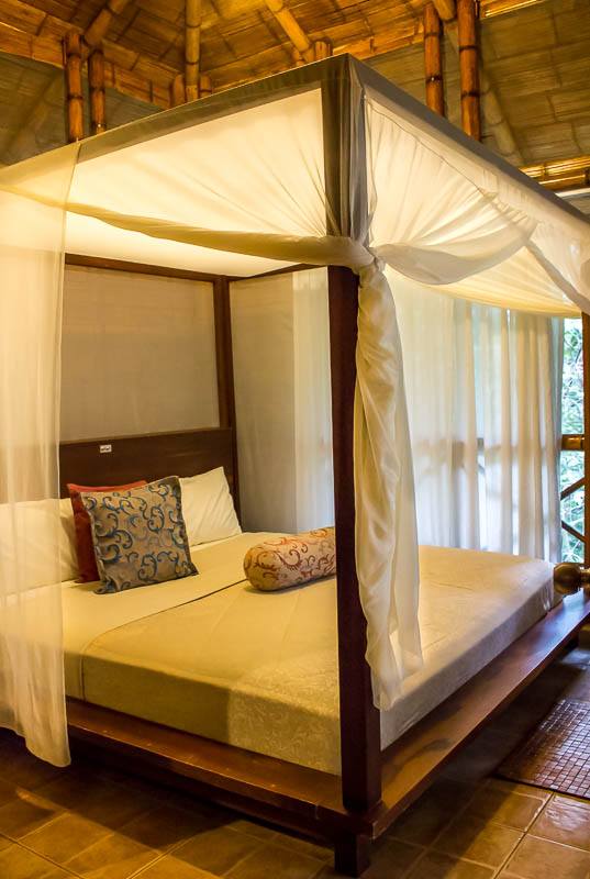 La Selva Lodge king bed in room