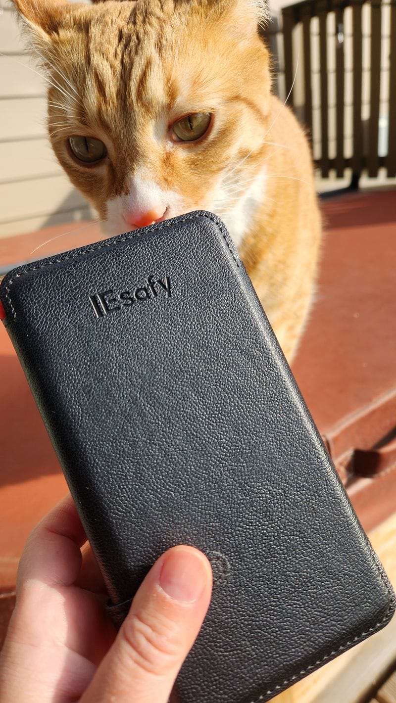 BABAKA Solar Power Bank IEsafy front with curious cat