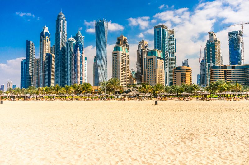 Dubai playas de arena blanca y rascacielos en la distancia