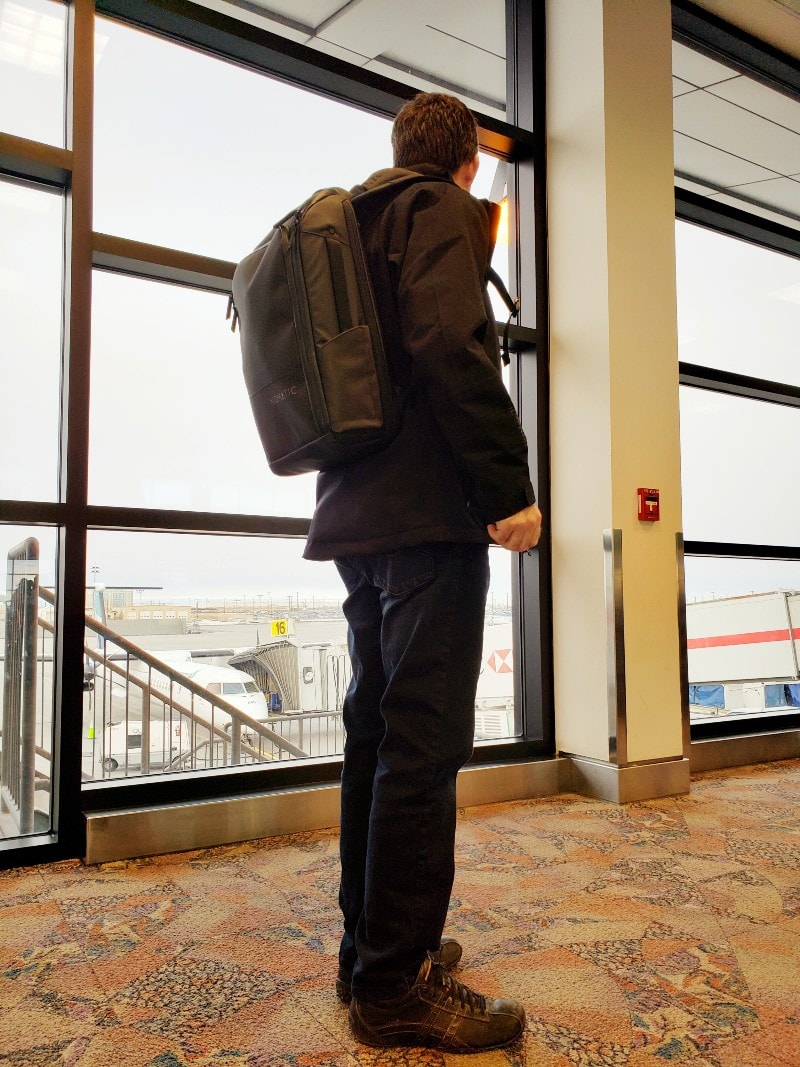 Nomatic backpack man airport