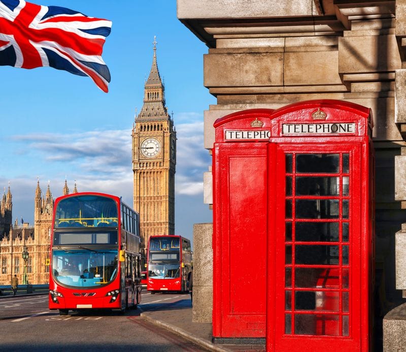 Autobús rojo de dos pisos de Londres con big ben y cabina telefónica roja 