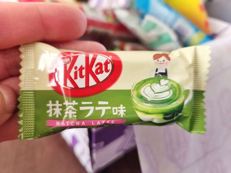 Kit Kat Matcha Latte Chocolat dans la Boîte à Bonbons du Japon