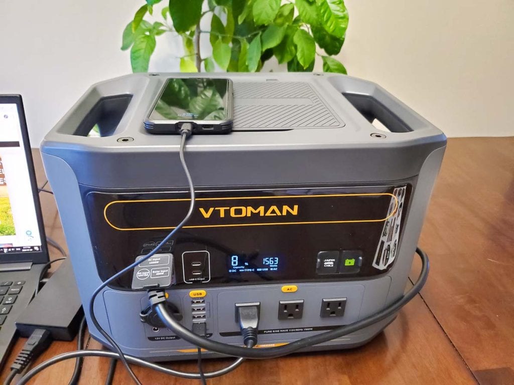 Review of the VTOMAN Flashspeed 1500 portable power station with laptop and phone plugged in and wall charging