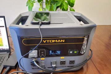 Review of the VTOMAN Flashspeed 1500 portable power station with laptop and phone plugged in and wall charging