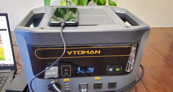 Review of the VTOMAN Flashspeed 1500 portable power station with laptop and phone plugged in and wall charging
