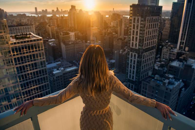 Les meilleures destinations de luxe aux États-Unis - femme regardant des appartements de luxe à New York