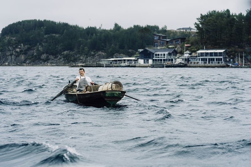 Barco noruego en el océano pescando mariscos