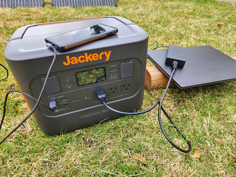 Jackery Explorer 1000/PRO Solar Battery Generator Review