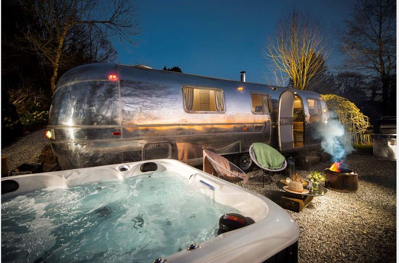 UK Glamping in an airstream with hot tub Panoramic Silverbullet 