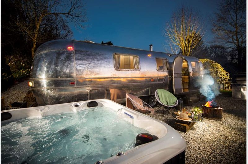 UK Glamping in an airstream with hot tub Panoramic Silverbullet