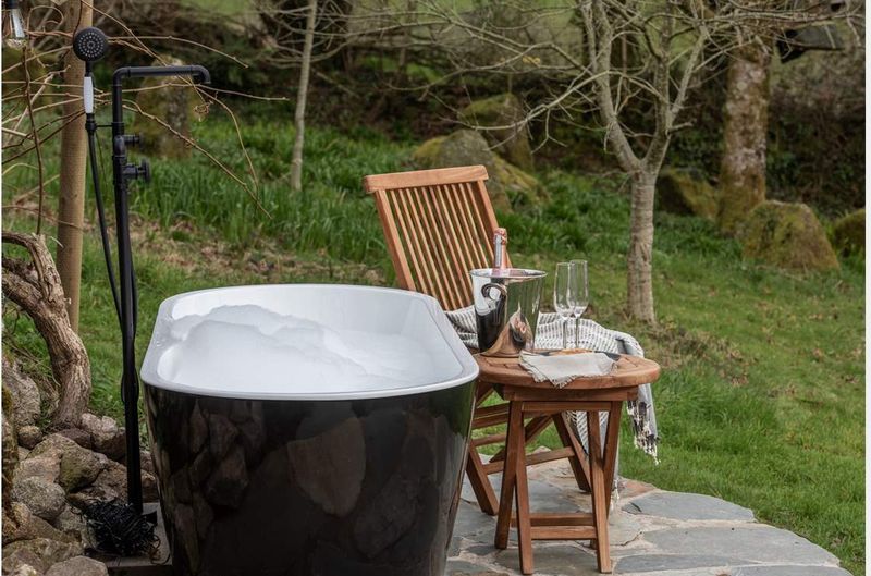 The Bird Box UK glamping outside bathtub