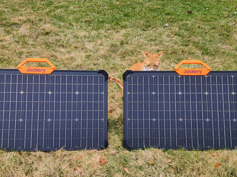 Jackery Explorer 1000 Pro solar panels SolarSaga 80 W two panels