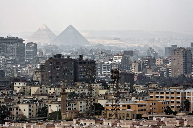 Pirámides en ciudad de distancia y pirámides en El Cairo Egipto
