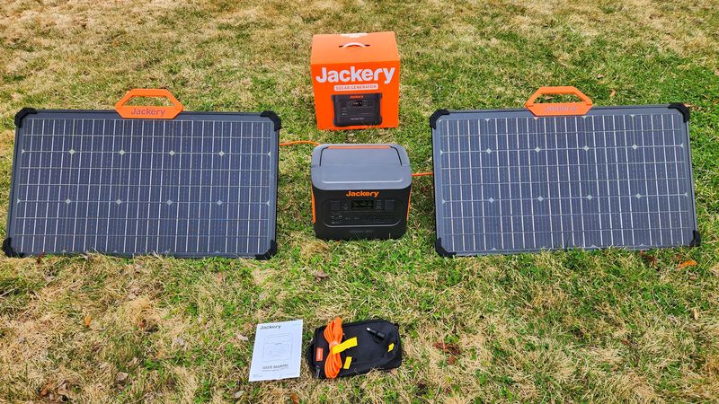 Unboxing the Jackery Explorer 1000 Pro and two 80 W SolarSaga solar panels