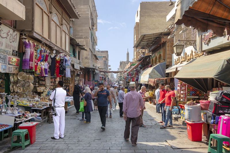 A piedi il bazar Khan el Khalili al Cairo in Egitto