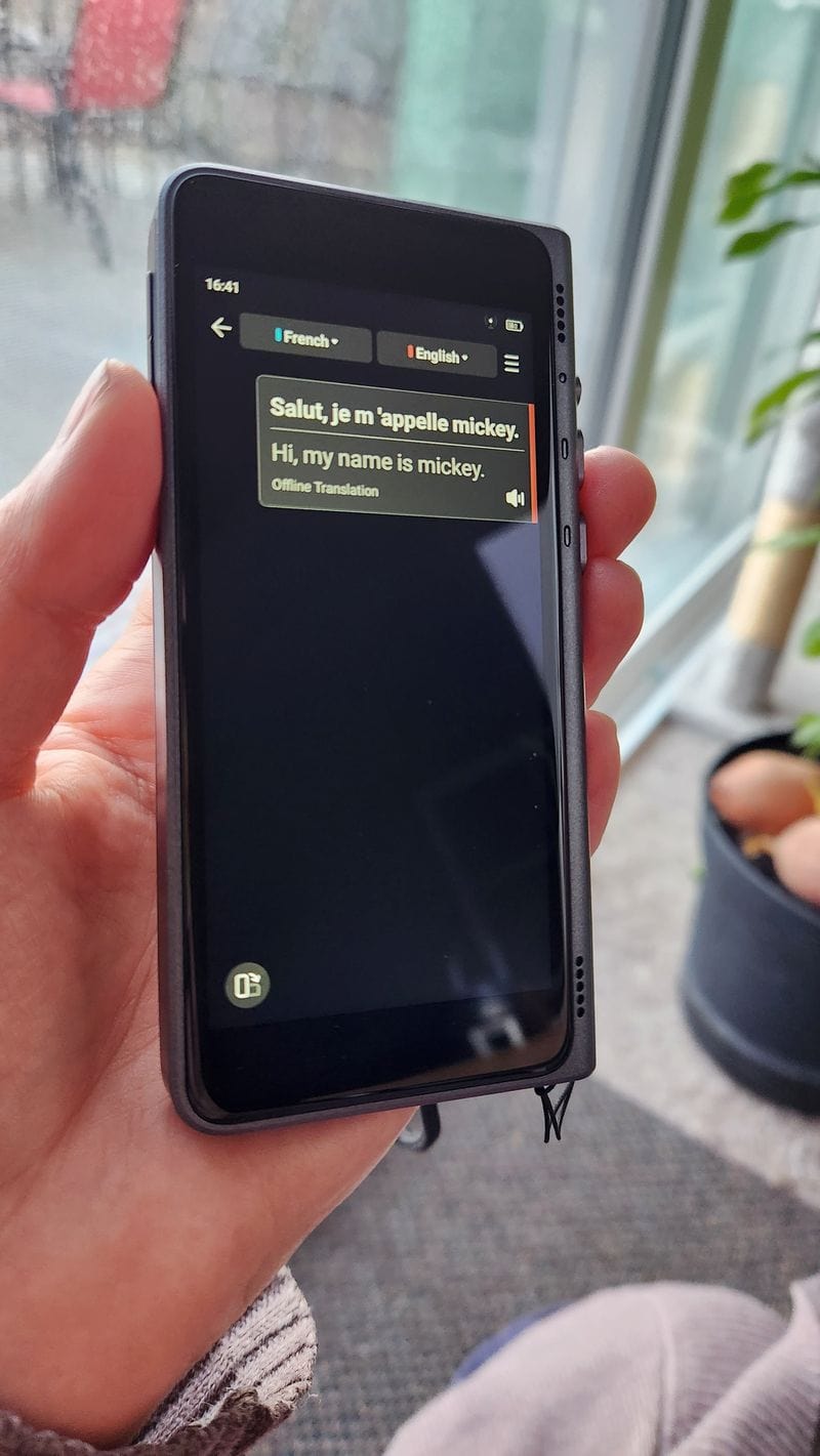 Fluentalk T1 in offline mode showing translation between French and English