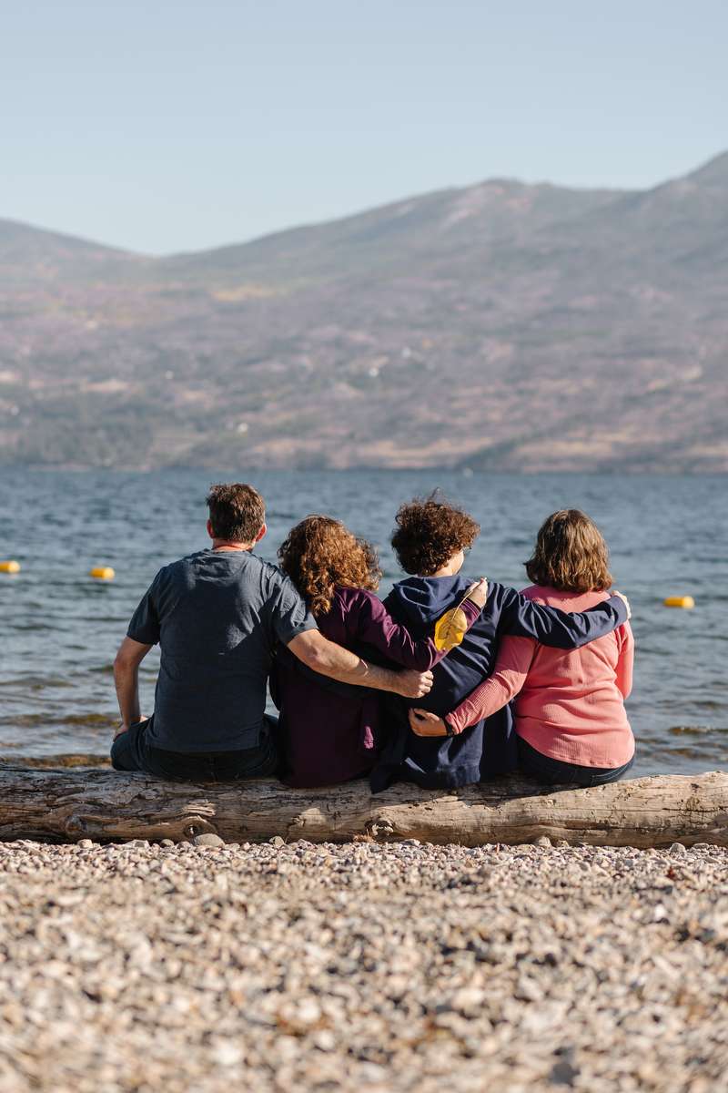 personal travel photographer
 photo of family on the waterfront in Kelowna