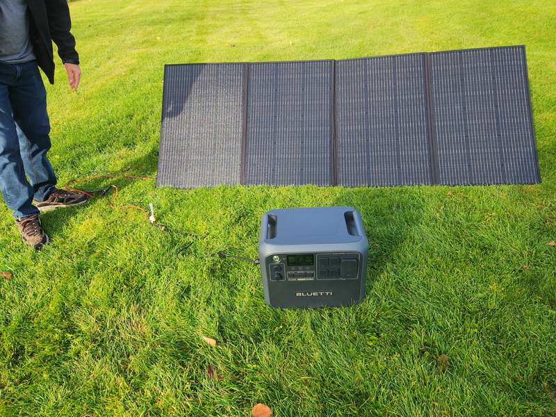 charging the BLUETTI AC200L with a 350W solar panel