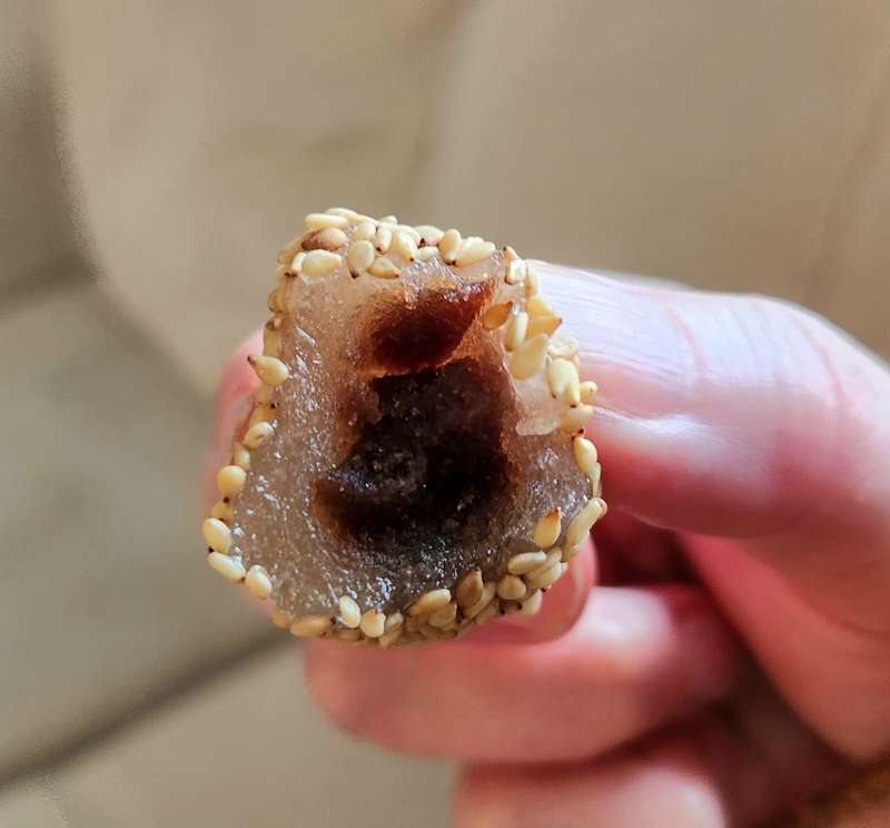 one bite Sesame Mochi inside in Boxkksu box