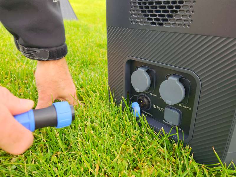 solar charger input on BLUETTI AC200MAX