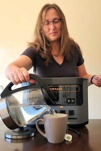 VTOMAN FlashSpeed 1500 boiled water in kettle woman pouring water into mug