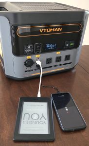 VTOMAN FlashSpeed 1500 charging phone and kindle via USB