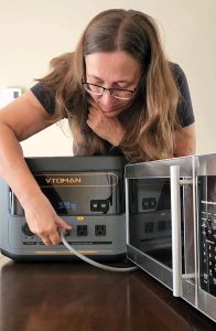 VTOMAN FlashSpeed 1500 woman plugging in microwave