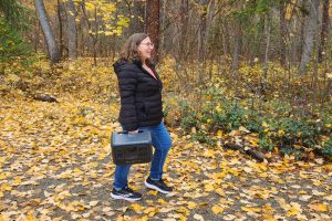 Bluetti Elite 100 V2 Micki carrying