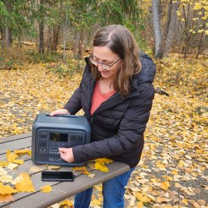 Bluetti Elite 100 V2 Micki charging phone