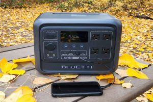 Bluetti Elite 100 V2 on picnic table charging phone