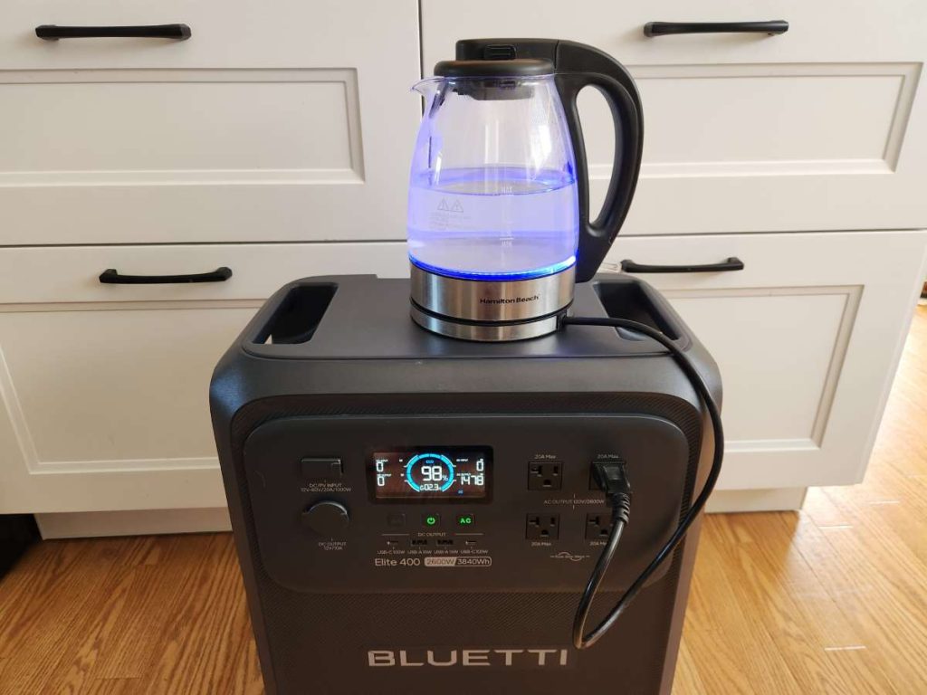 BLUETTI Elite 400 charging kitchen kettle w