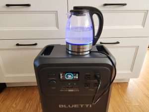 BLUETTI Elite 400 charging kitchen kettle w