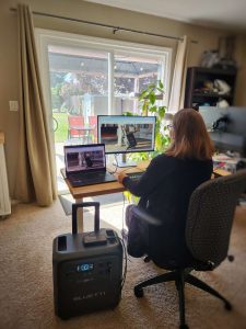BLUETTI Elite 400 home office power outage charging laptop monitor - Copy
